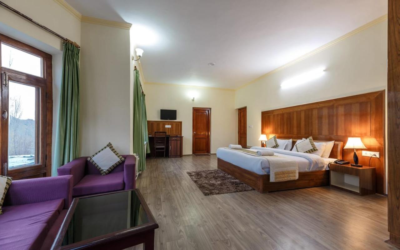 Hotel Reenam Leh Bagian luar foto